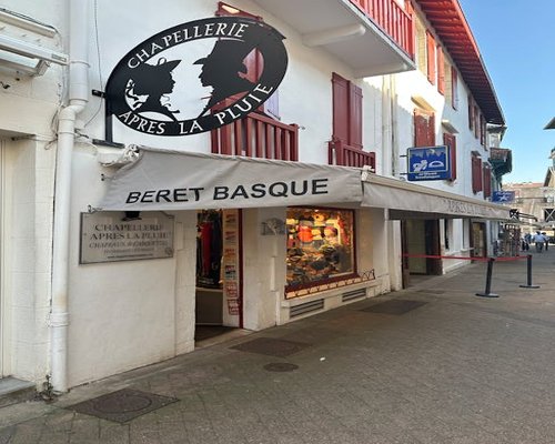 Persona ajustando una lámpara de escritorio para mejorar la luz